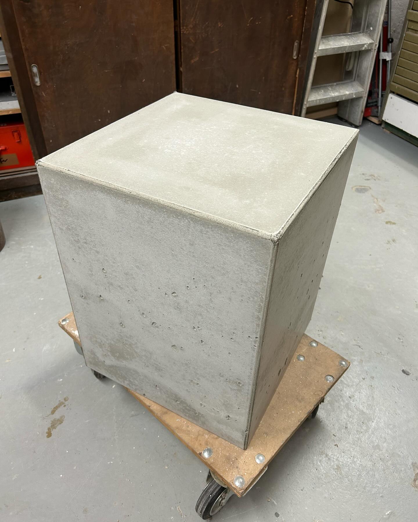 Core - Industrieller Beistelltisch aus Beton